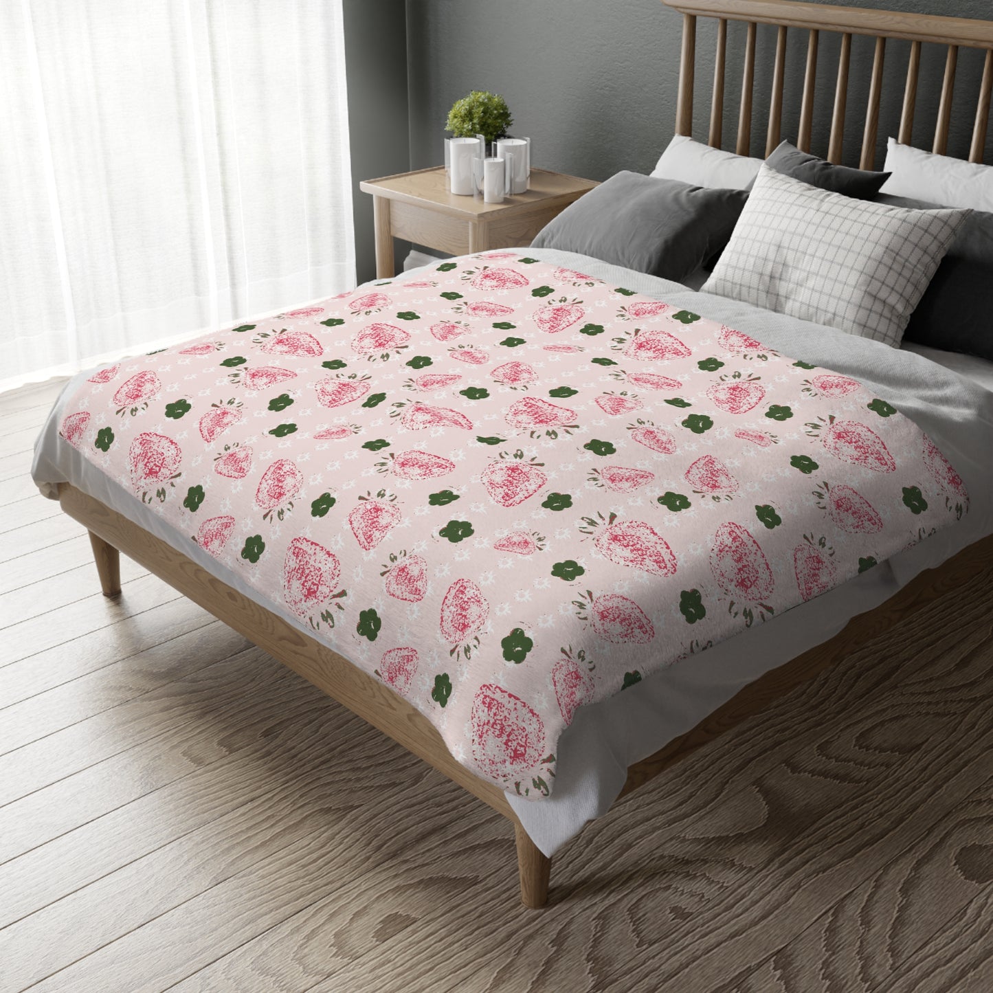 Cozy Velveteen Microfiber Blanket with Retro Strawberry print