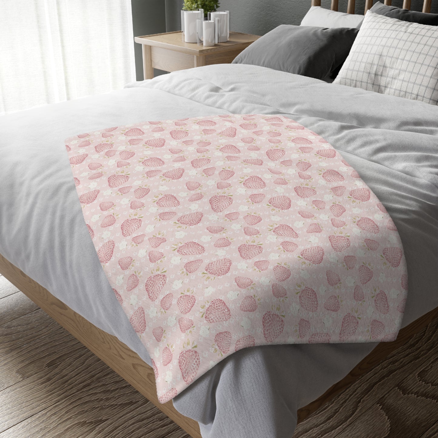Cozy Velveteen Microfiber Blanket - Retro Strawberry Pattern