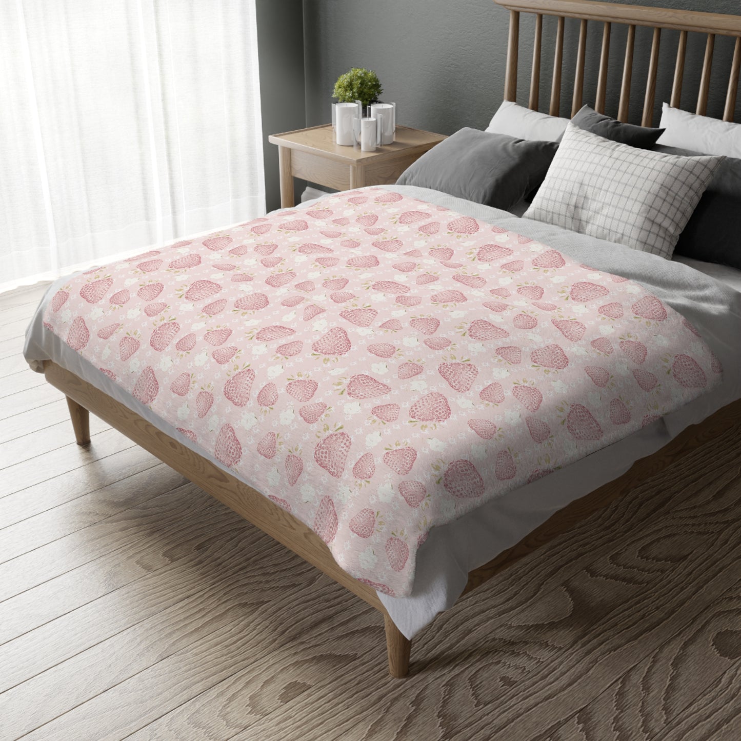 Cozy Velveteen Microfiber Blanket - Retro Strawberry Pattern