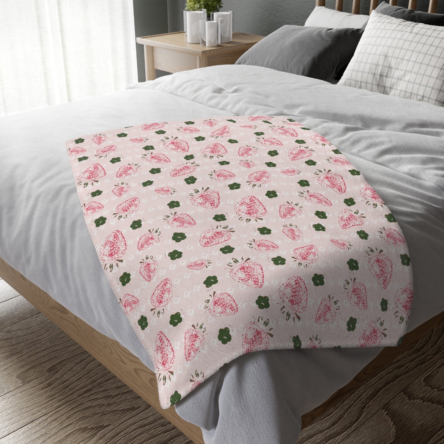 Cozy Velveteen Microfiber Blanket with Retro Strawberry print