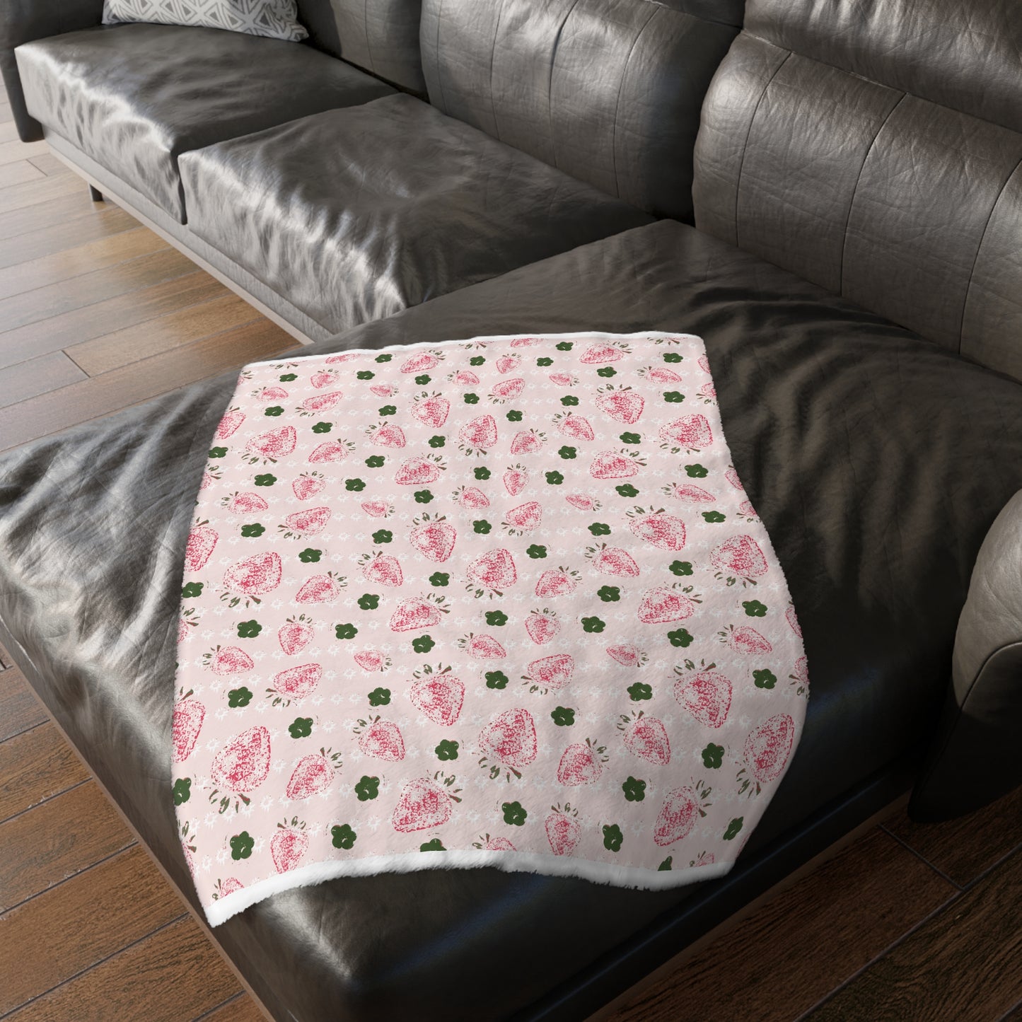 Cozy Velveteen Microfiber Blanket with Retro Strawberry print