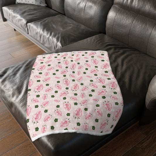 Cozy Velveteen Microfiber Blanket with Retro Strawberry print